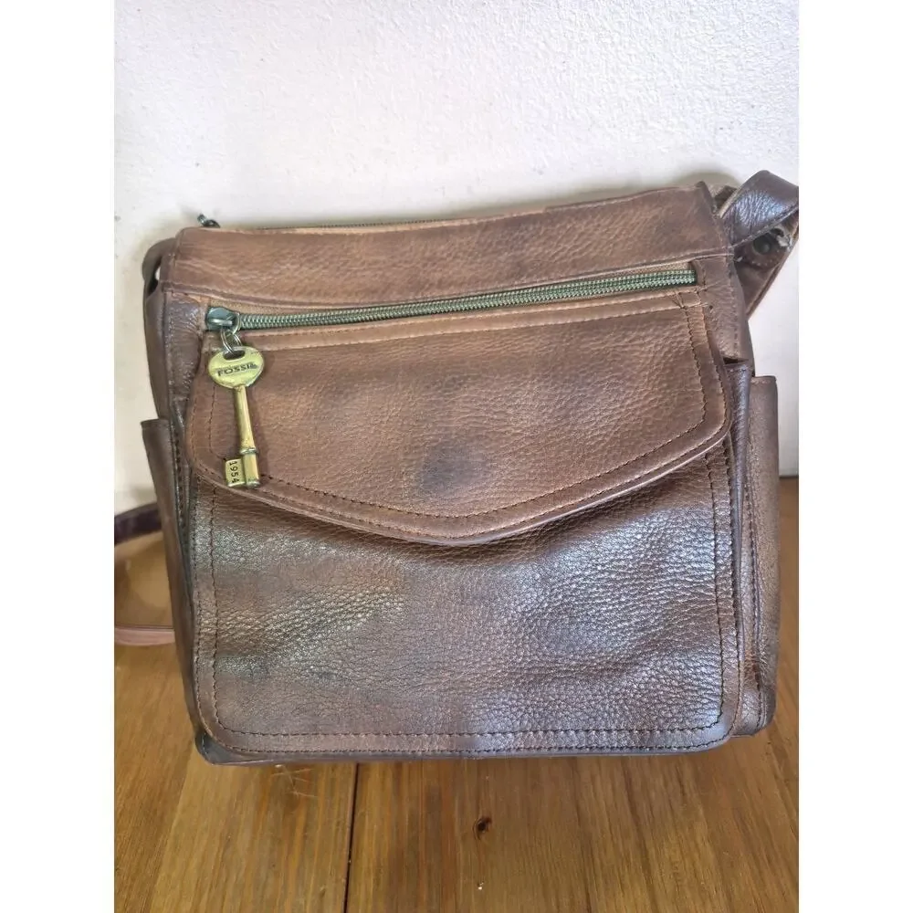 Vintage Fossil Genuine leather crossbody bag 1954 #75082 Brown in color